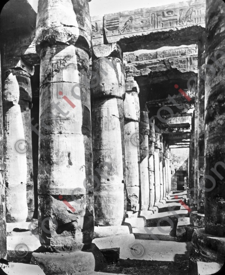 Säulengang des Osiristempels | Arcade of the Temple of Osiris - Foto foticon-simon-008-036-sw.jpg | foticon.de - Bilddatenbank für Motive aus Geschichte und Kultur